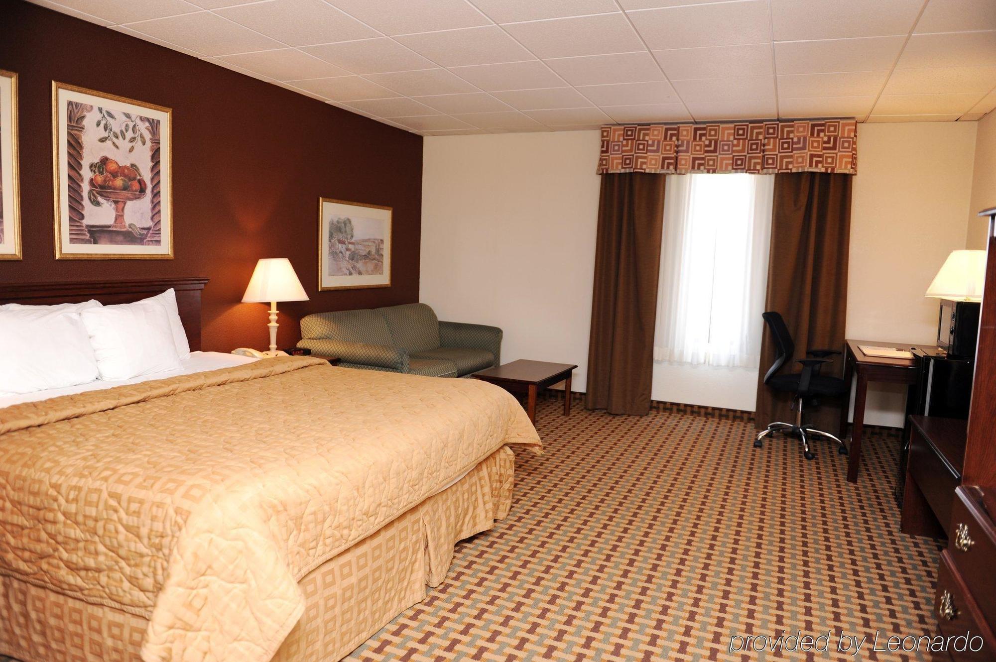 Quality Inn And Suites Conference Center Ричмънд Стая снимка