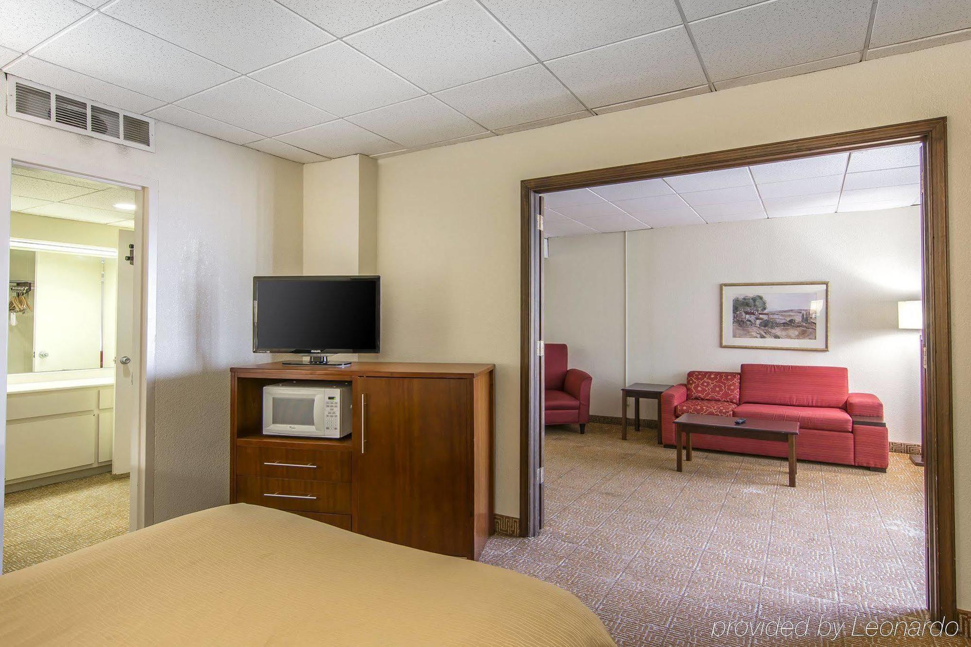Quality Inn And Suites Conference Center Ричмънд Екстериор снимка