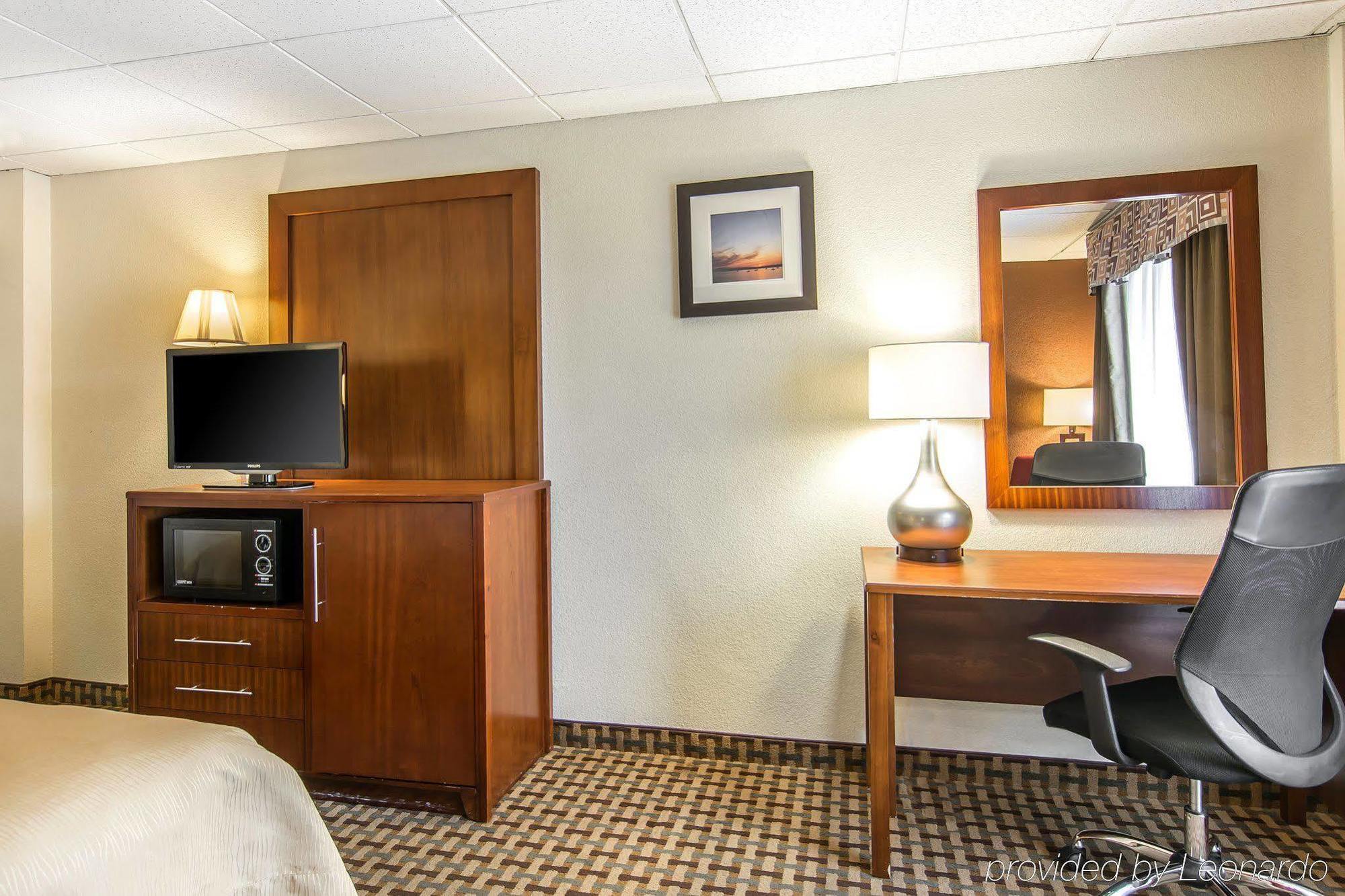 Quality Inn And Suites Conference Center Ричмънд Екстериор снимка