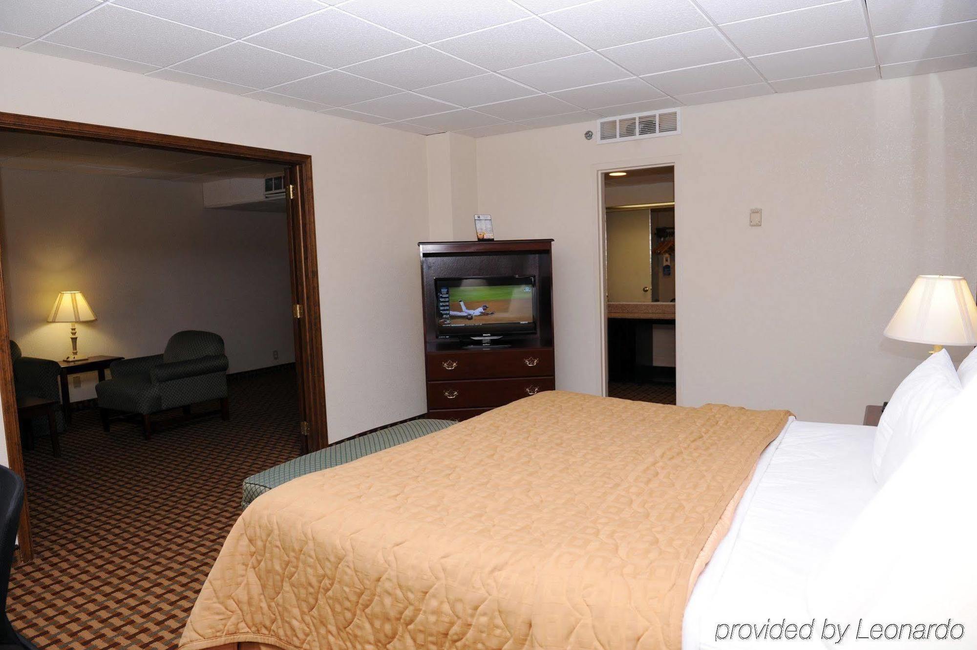 Quality Inn And Suites Conference Center Ричмънд Стая снимка