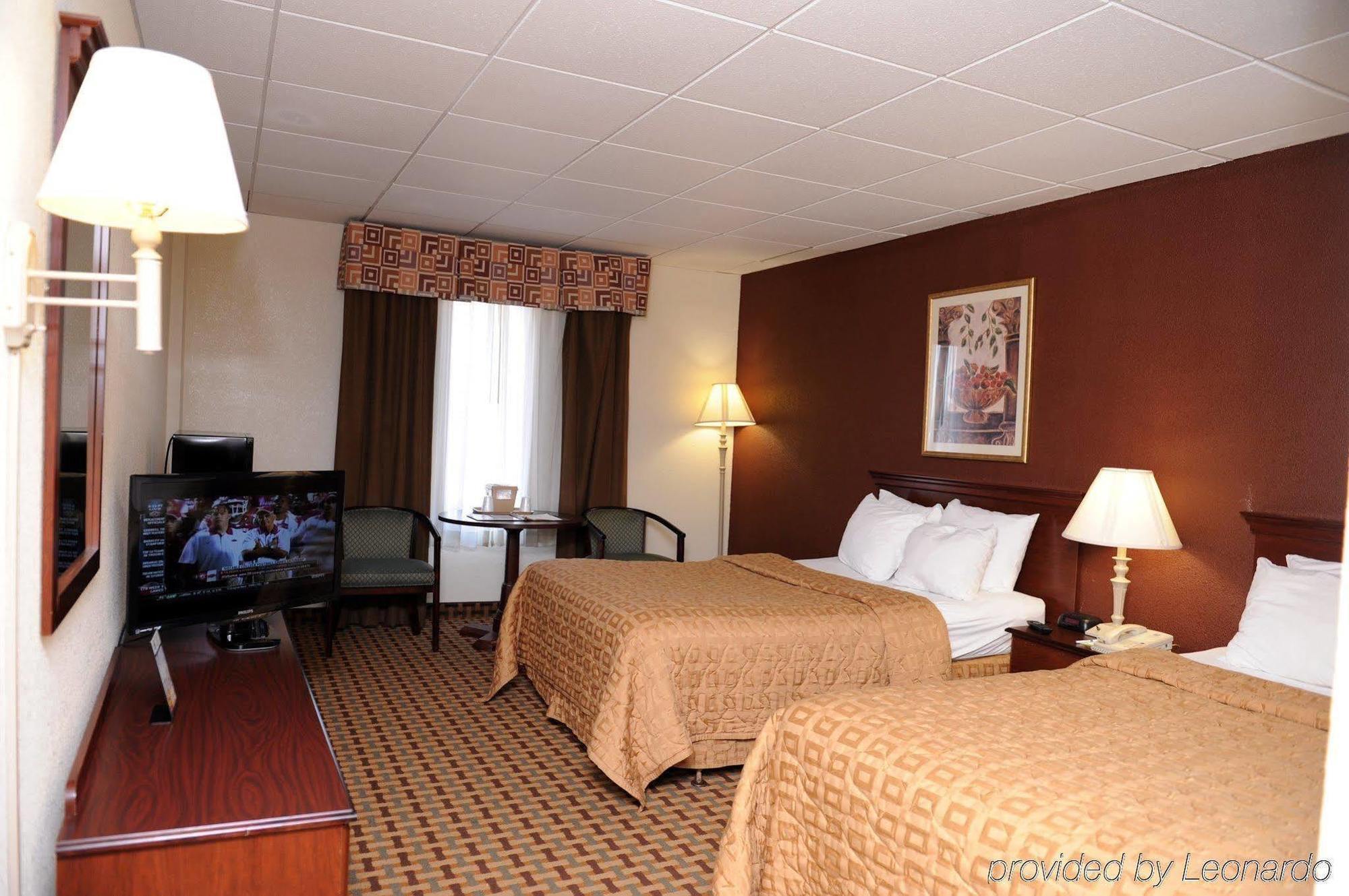 Quality Inn And Suites Conference Center Ричмънд Стая снимка