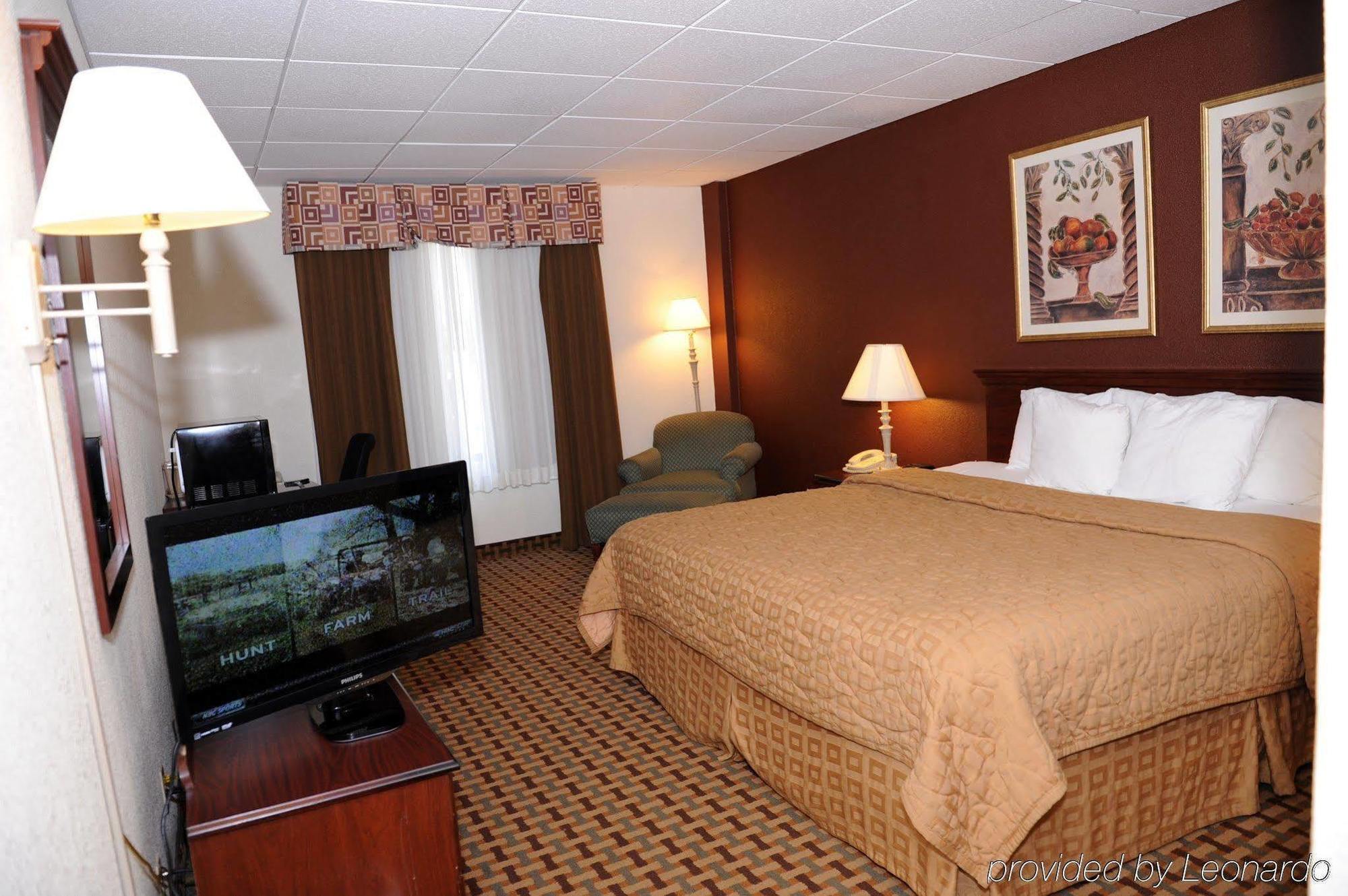Quality Inn And Suites Conference Center Ричмънд Стая снимка